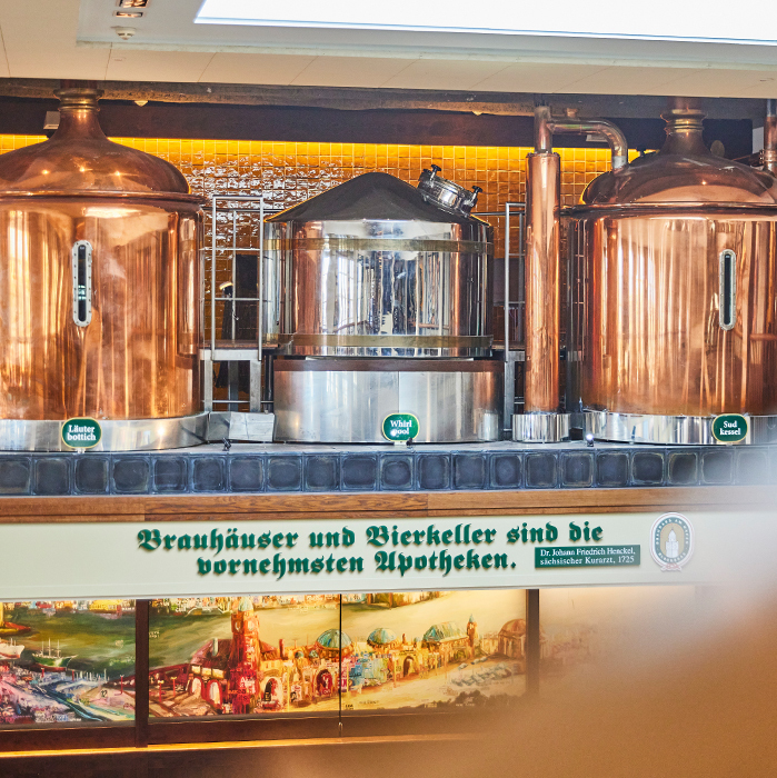 Kupferne Braukessel und Sudkessel in der Blockbräu Brauerei.